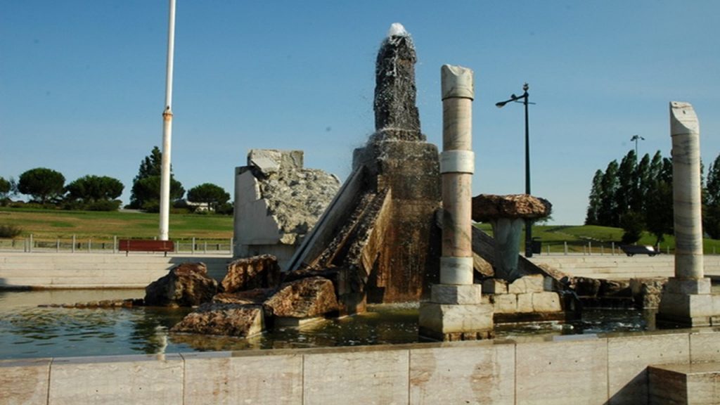 MONUMENTO EN HONOR AL 25 DE ABRIL (REVOLUCIÓN PORTUGUESA), PARQUE EDUARDO VII
