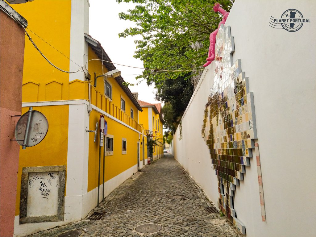 Calle paralela a la Rua de Belém (junto al jardín colonial)